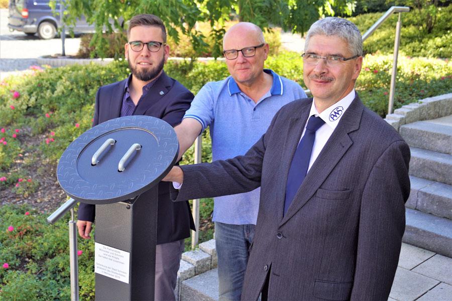 Schmöllns Bürgermeister Sven Schrade, Schlossermeister Andras Hofmann, PWS Geschäftsführer Dr. Rainer Albert mit der Knopf Stele